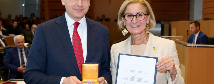 Grosses Goldenes Ehrenzeichen des Landes Niederösterreich für Schulgründer und Obmann Dr. Geusau