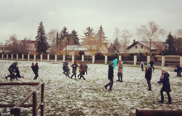 Das grosse Schulgelände im Winter