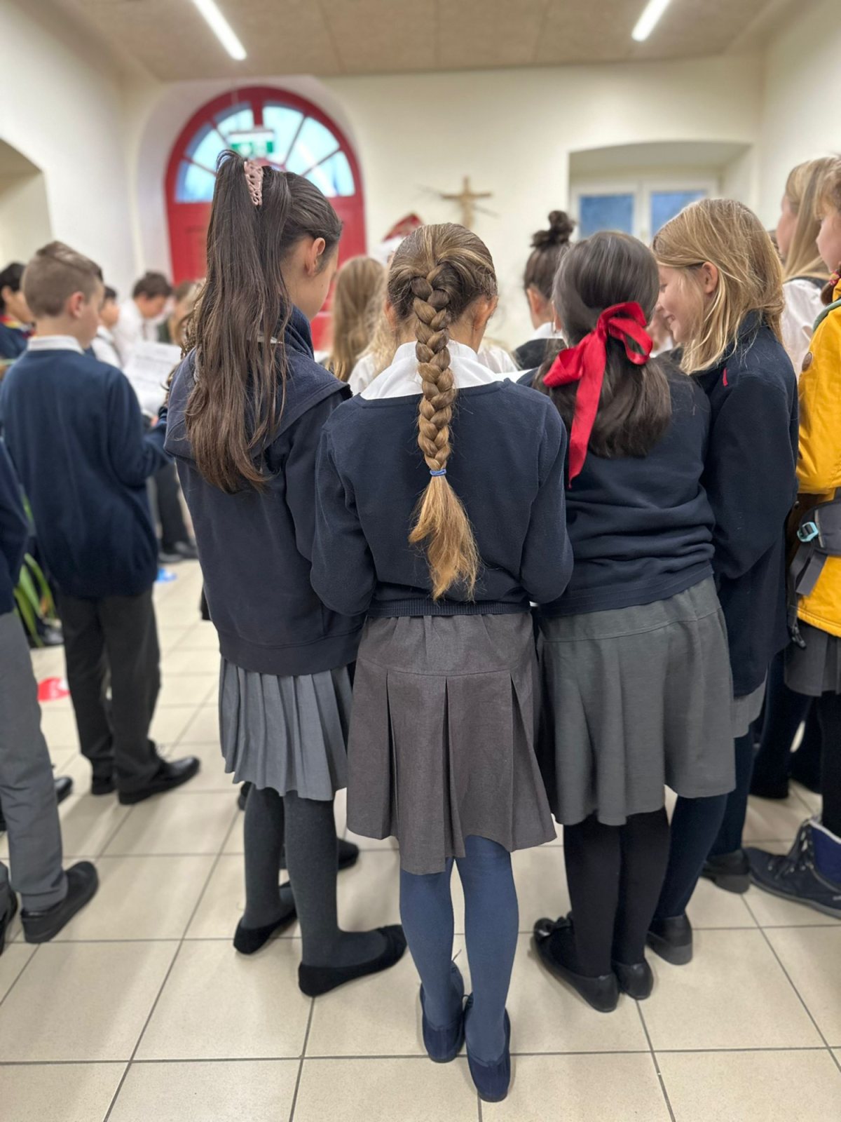 Schülerinnen und Schüler in Schuluniform beim gemeinsamen Singen