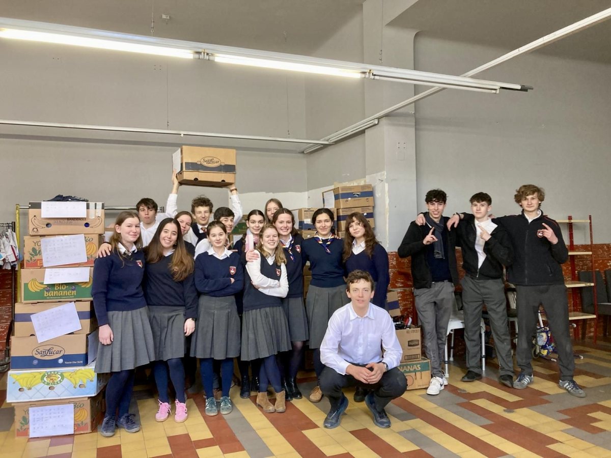 Schülerinnen und Schüler der 6. und 7. Klasse beim Einsatz bei der Caritas in Wien