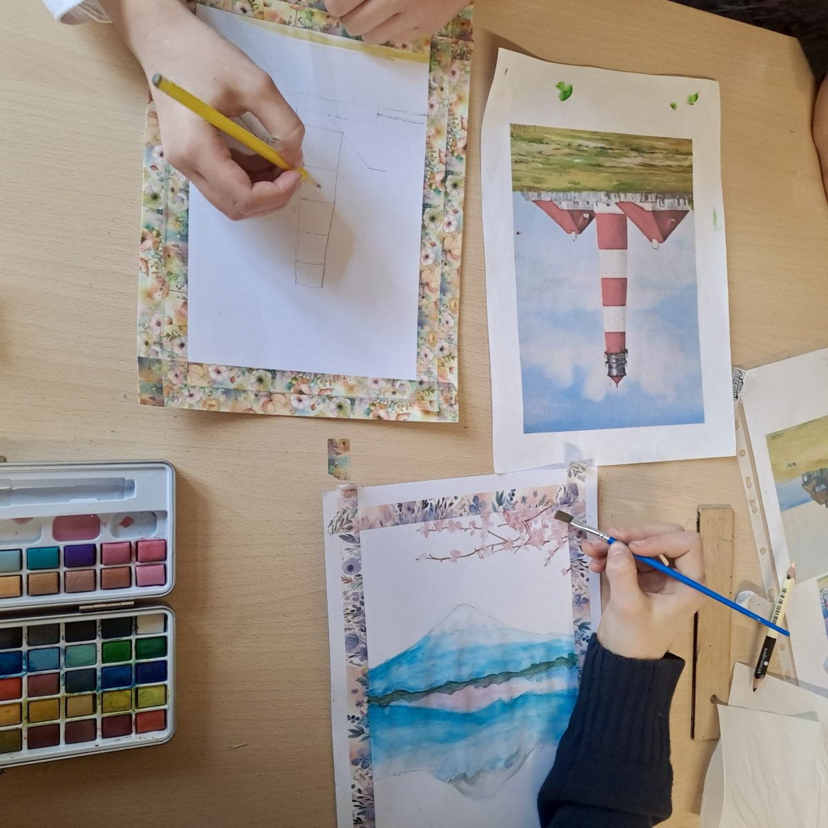 Schülerinnen und Schüler beim Zeichnen und Aquarellmalen