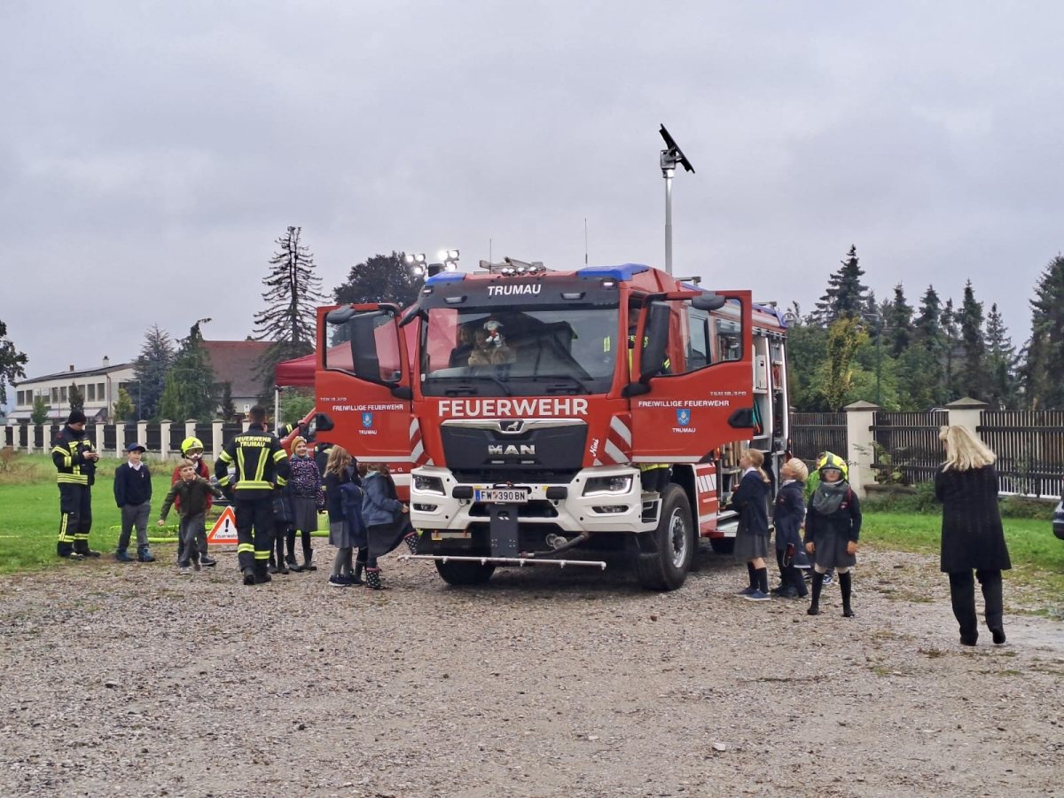 Löschfahrzeug der Freiwilligen Feuerwehr Trumau mit Schülerinnen und Schülern